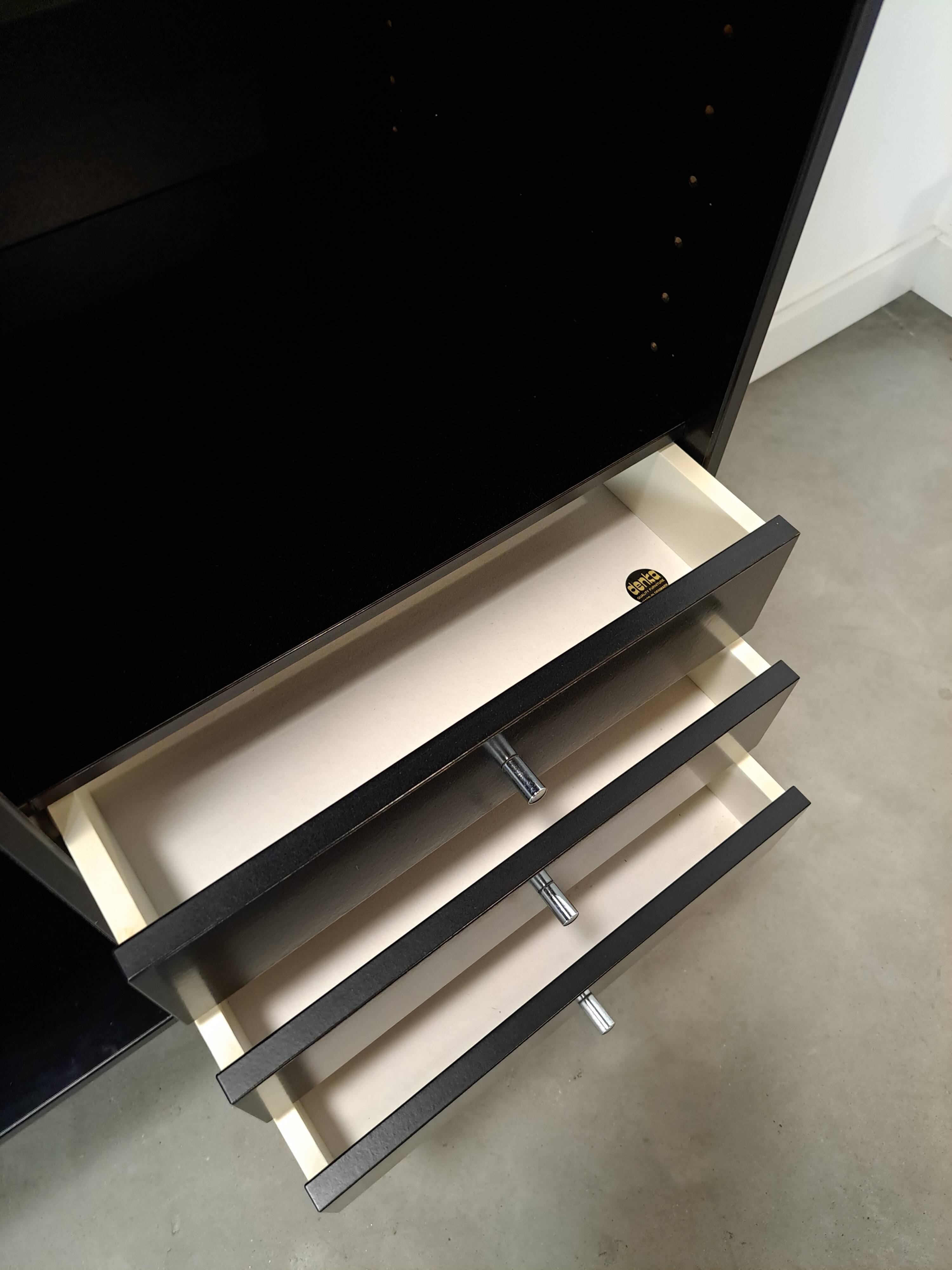 Deens design Denka modulaire kast met chromen houders en planken