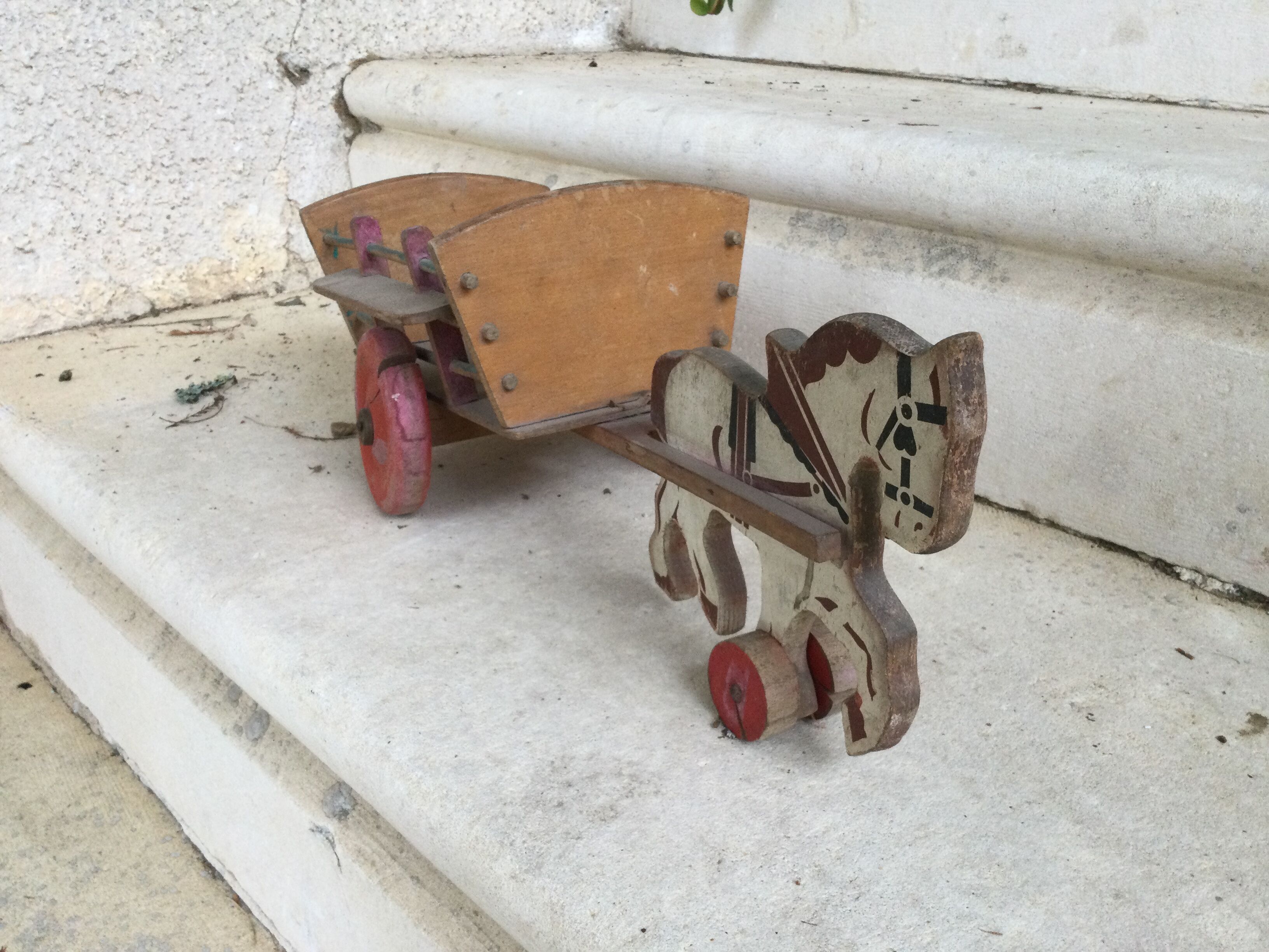 Cheval avec chariot ancien en bois