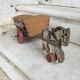 Cheval avec chariot ancien en bois