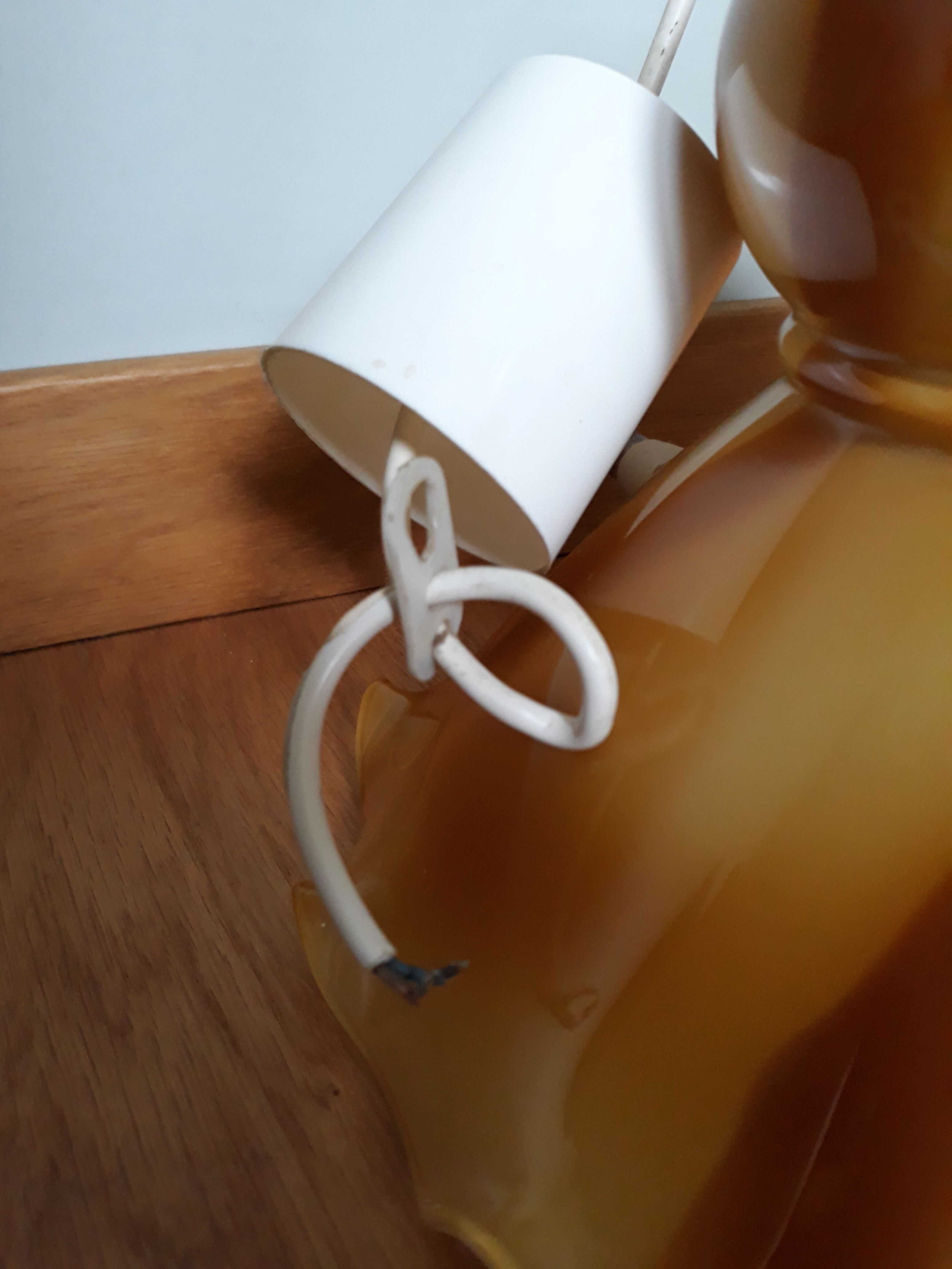 Tulip suspension in opaline caramel color