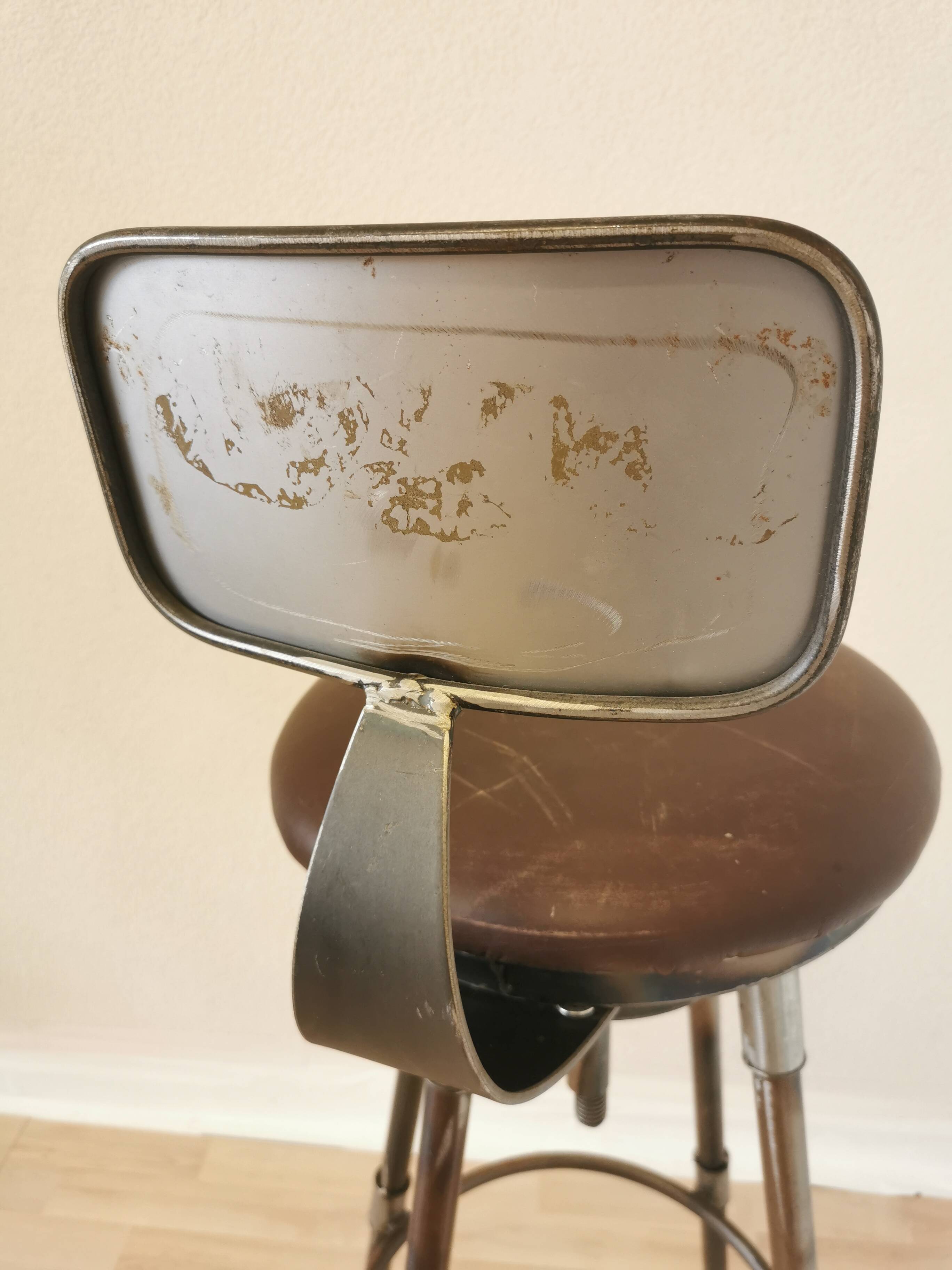 Chaise de bar vintage en métal faite à la main : siège pivotant en cuir à hauteur réglable