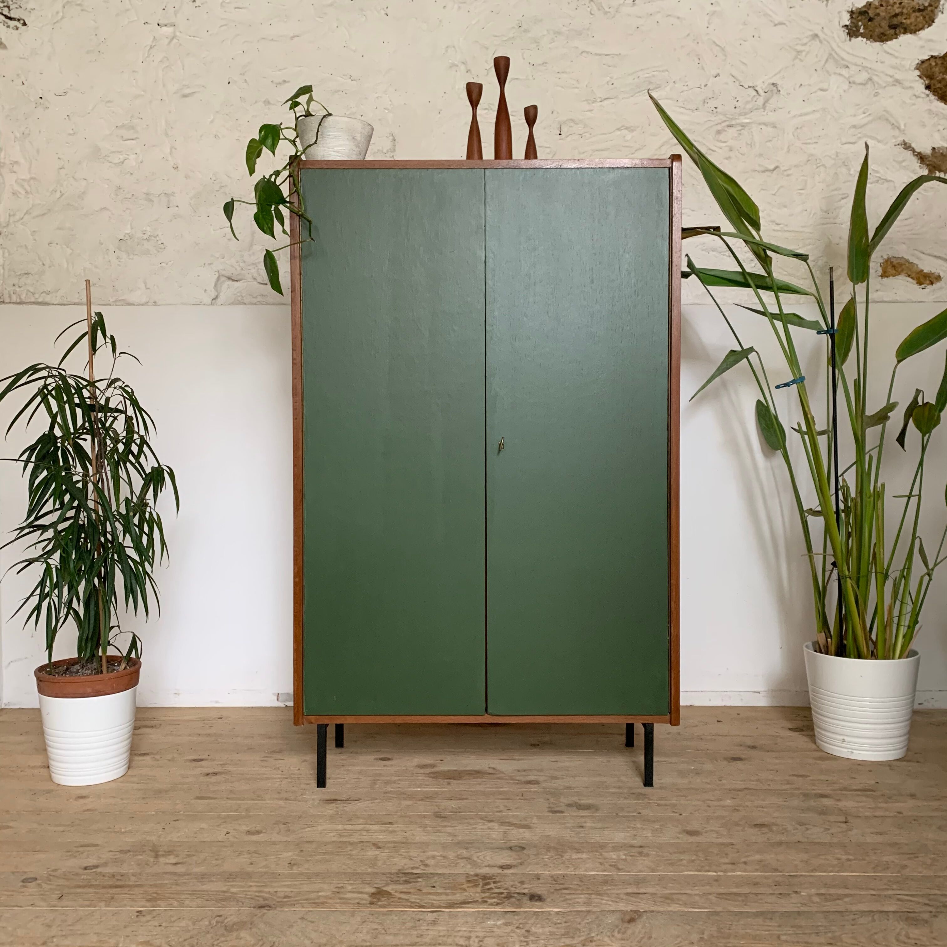 Armoire verte en chêne vintage