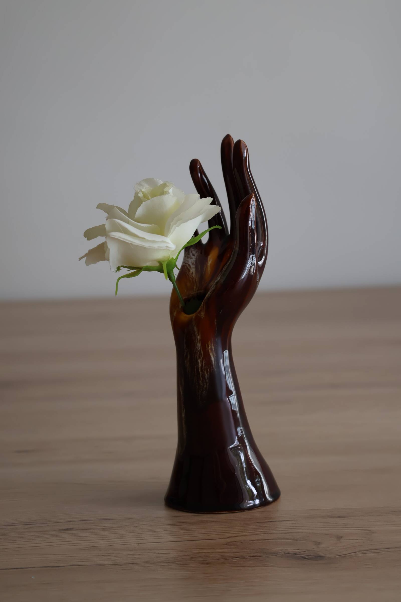 Main baguier ou vase soliflore années 70 en céramique émaillée