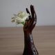 Main baguier ou vase soliflore années 70 en céramique émaillée