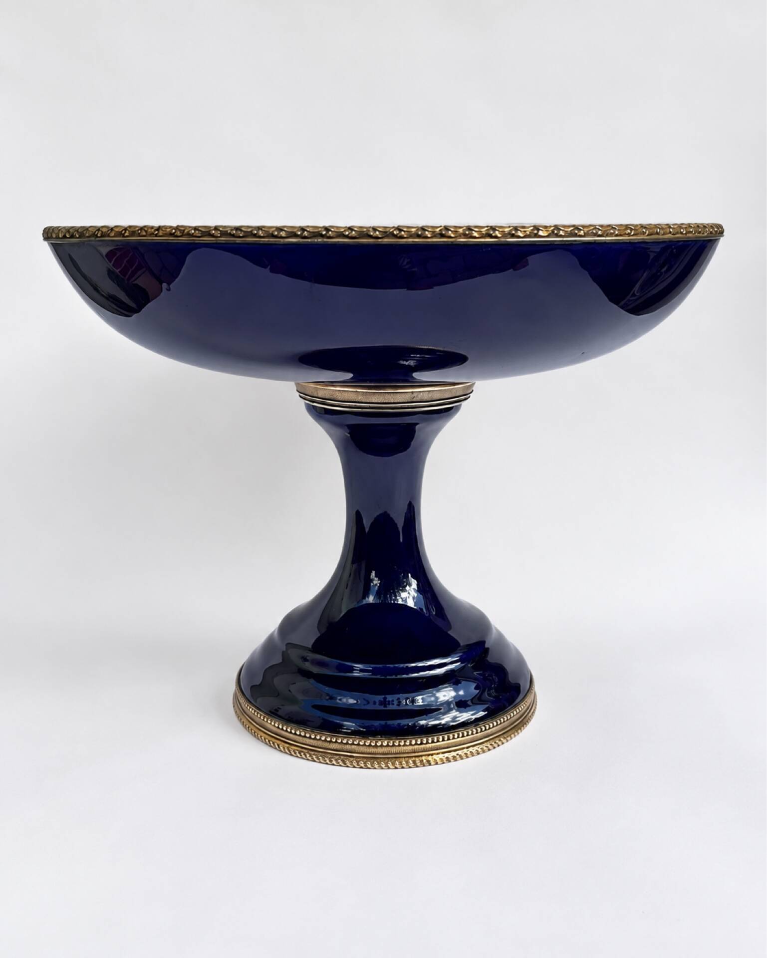 Cobalt blue porcelain cup on a pedestal, Sèvres style, late 19th century.
