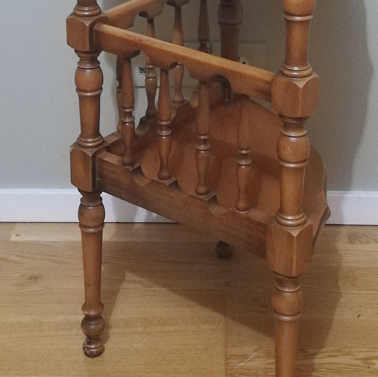 Cherry wood corner pedestal table
