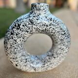 Round varnished flower vase