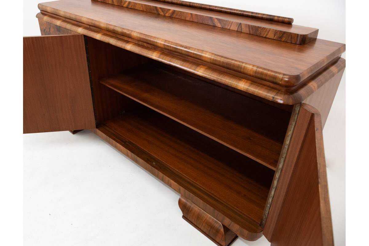 Walnut buffet, Art Deco chest of drawers.