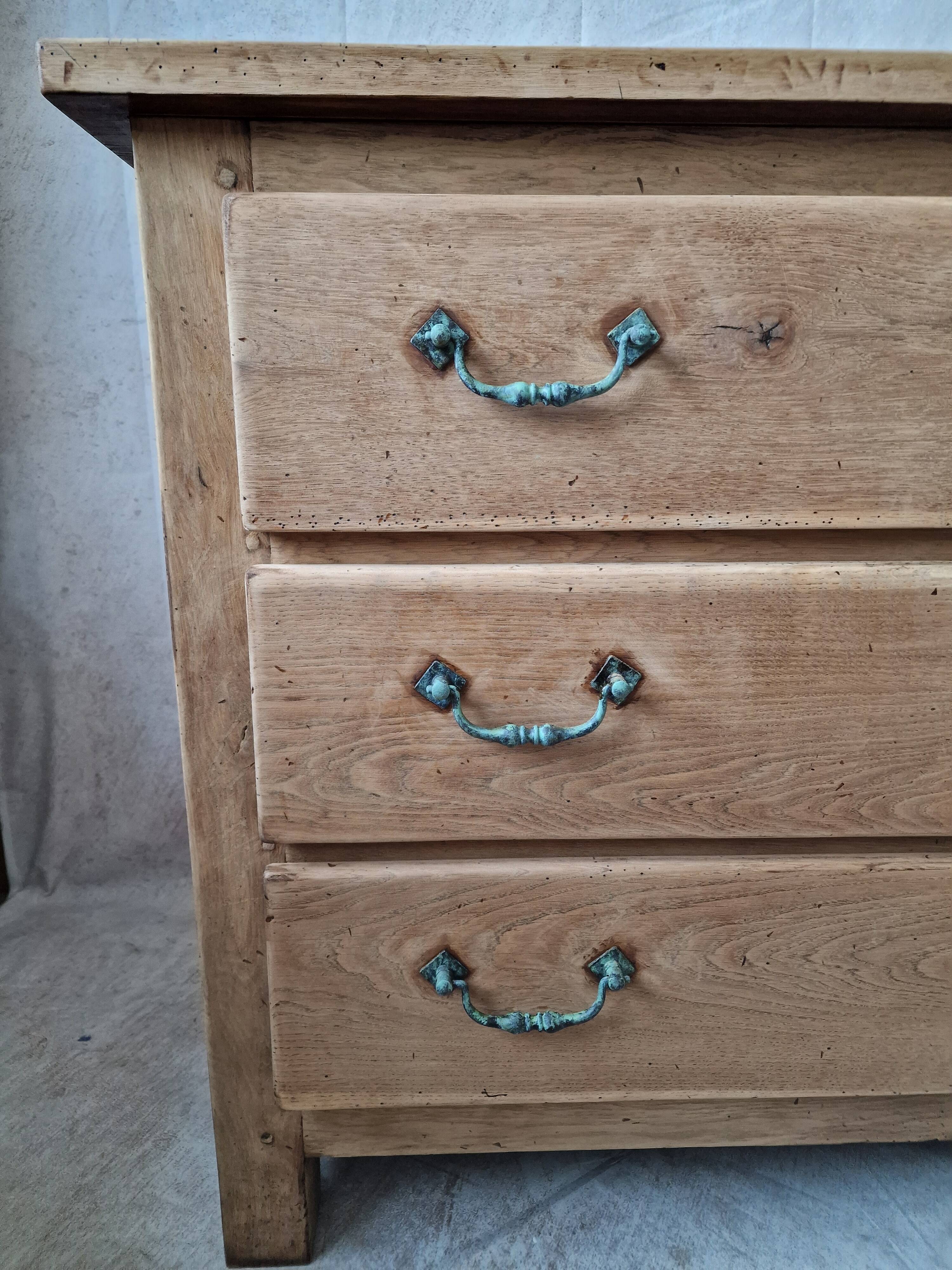 Chest of drawers in raw oak