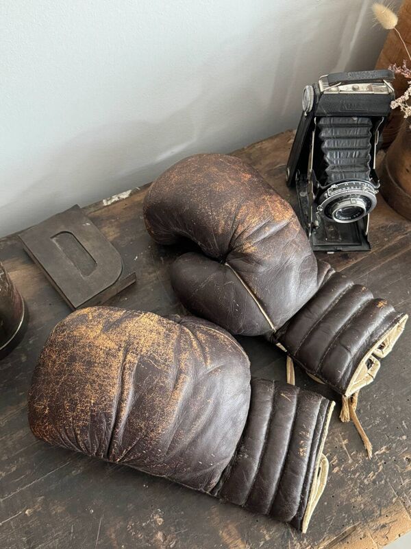 Ancienne paire de gants de boxe en cuir