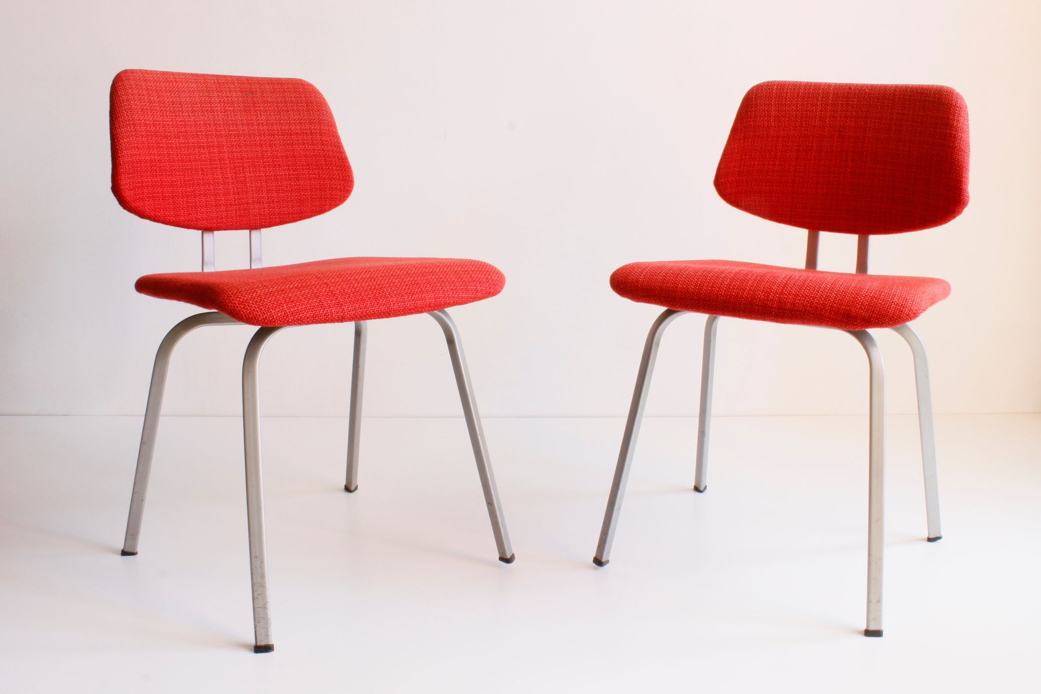 Red chairs by Friso Kramer for Ahrend De Cirkel, Set of 2