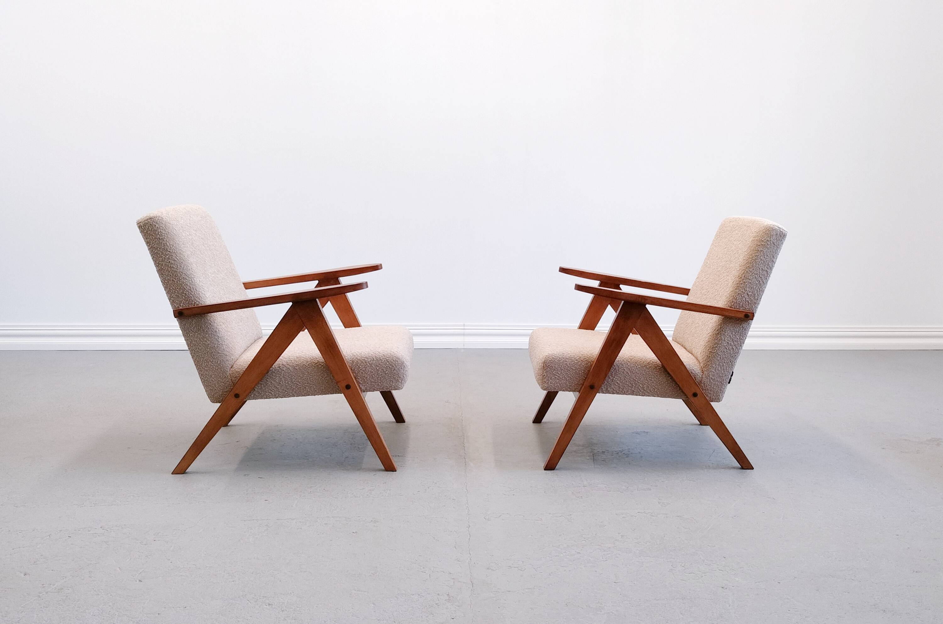 Mid Century Easy Chair Model B - 310 Var in Beige Boucle