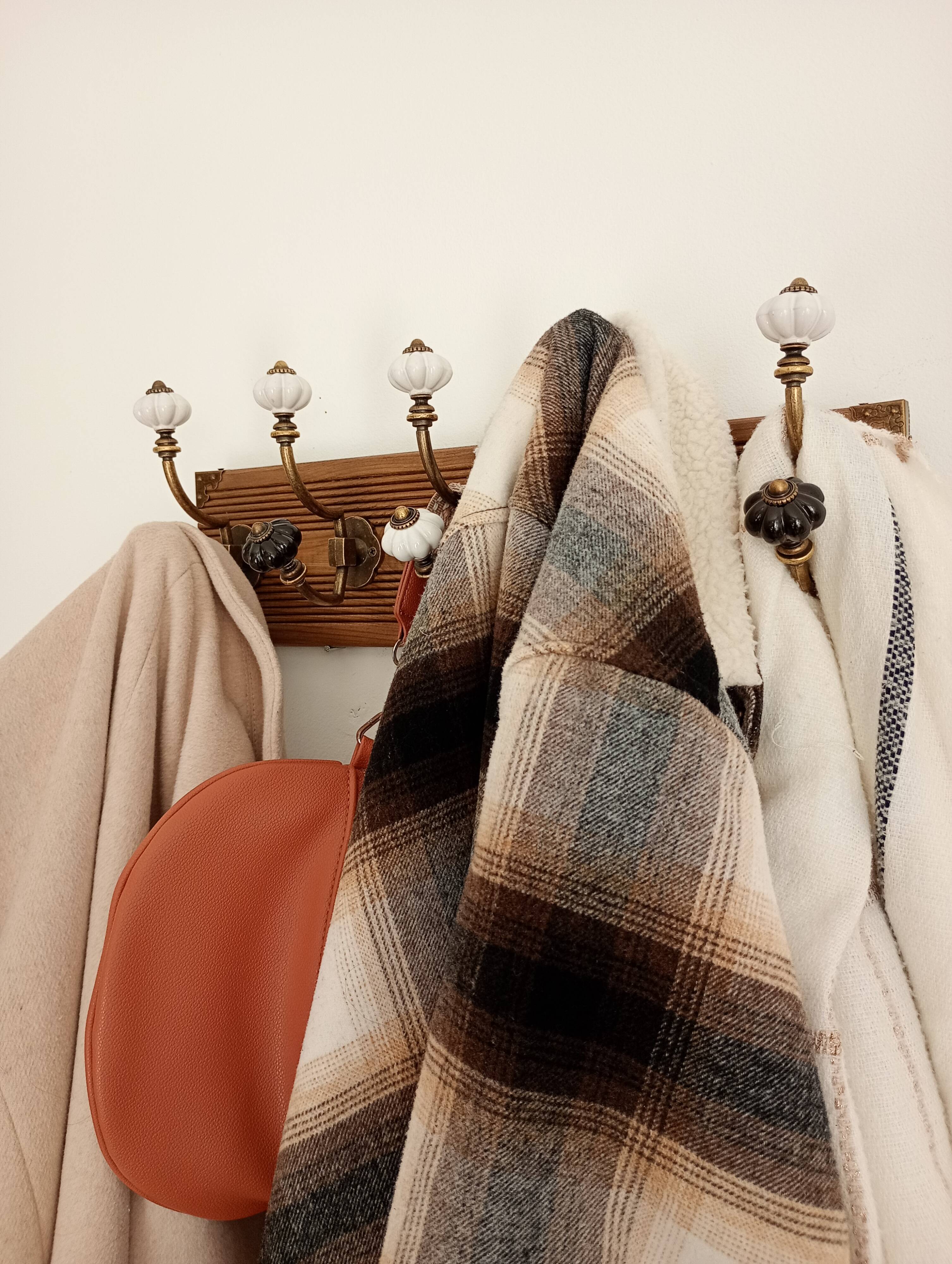 Vintage-style wall coat rack – 5 metal hooks & ceramic knobs – 4