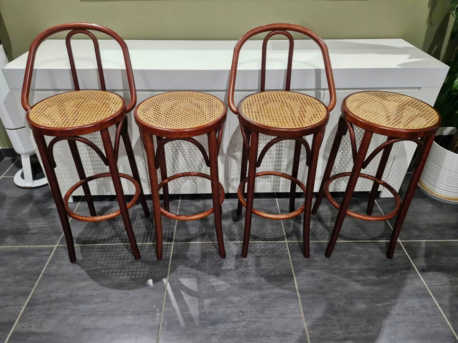 Lot de 4 tabourets de bistrot en cannage vintage