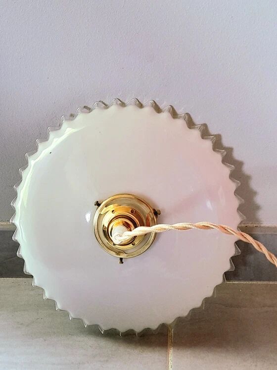 Suspension in pleated opaline