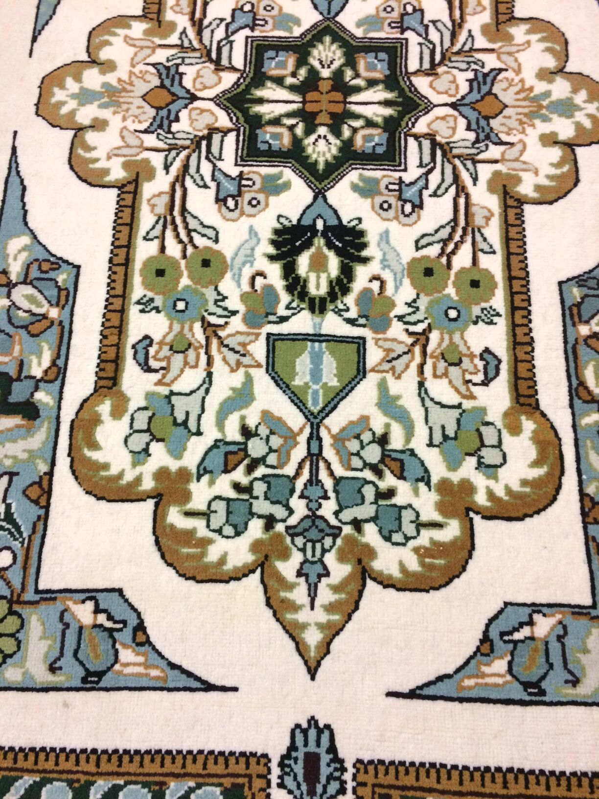 Handmade Tunisian rug - 181x124 cm