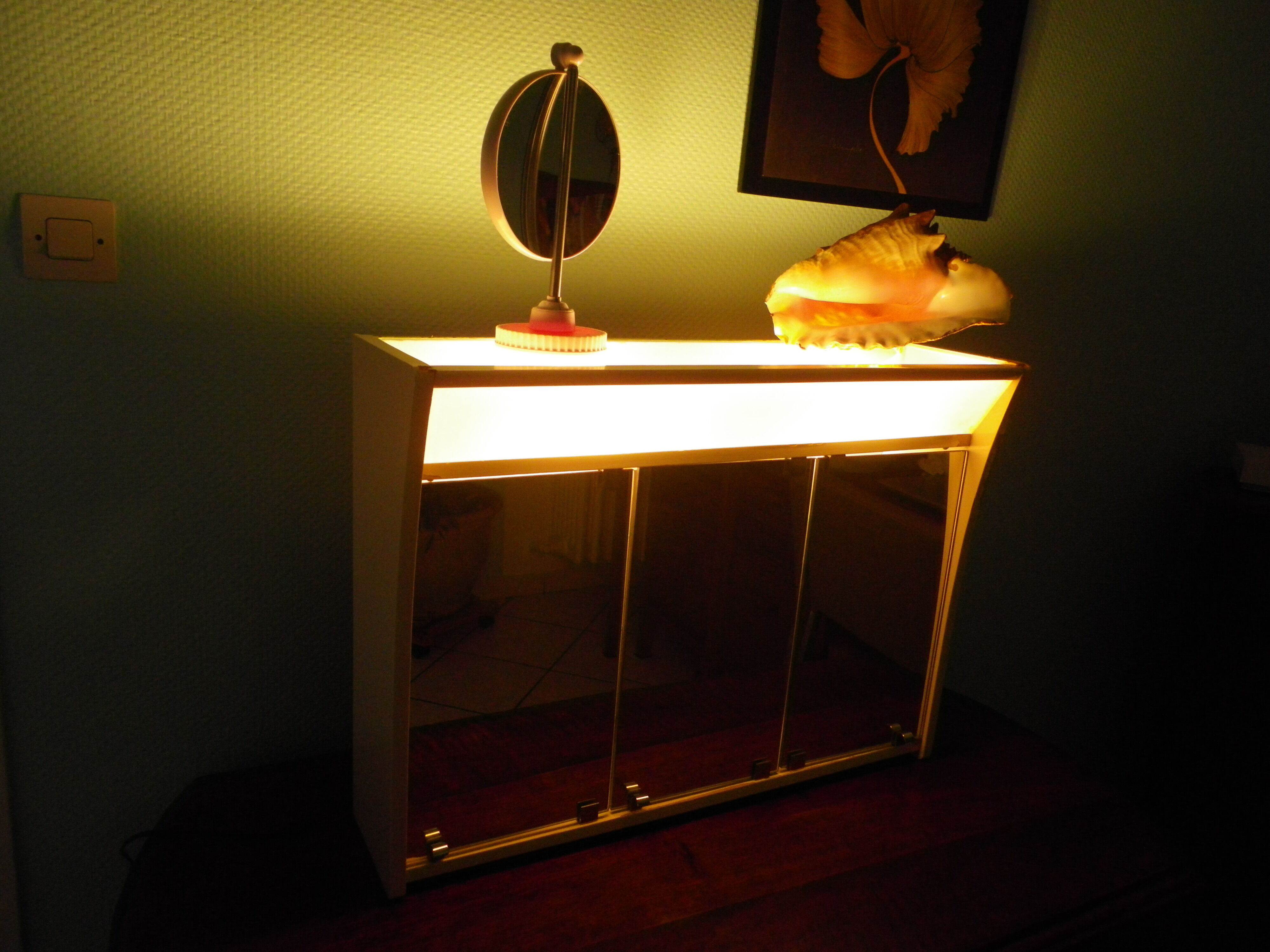Pharmacy cabinet, 3 mirror doors, double lighting, power outlet and Bakelite switch