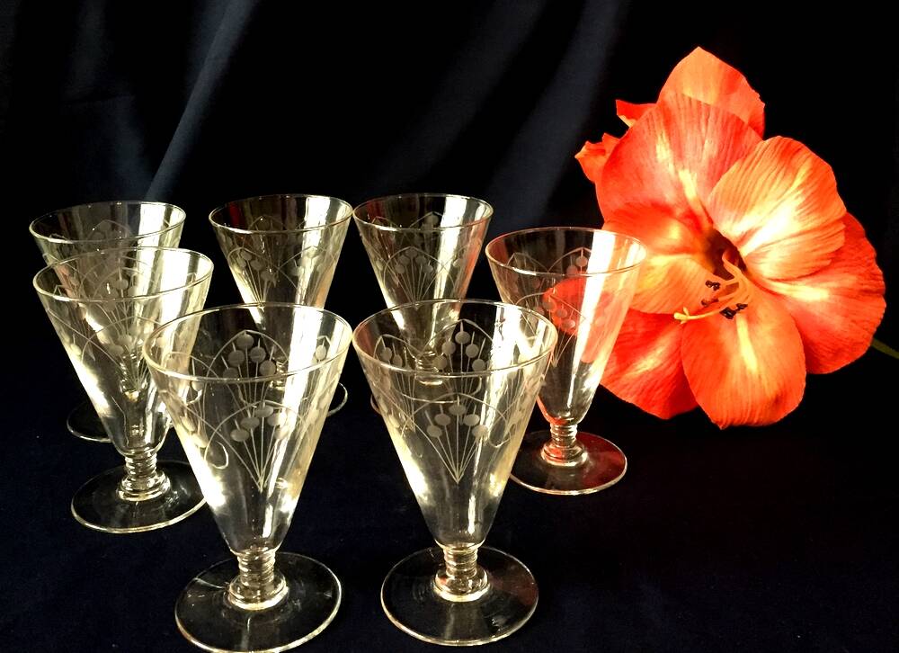 Set of 7 glass red wine glasses from the 1930s 1940s tableware