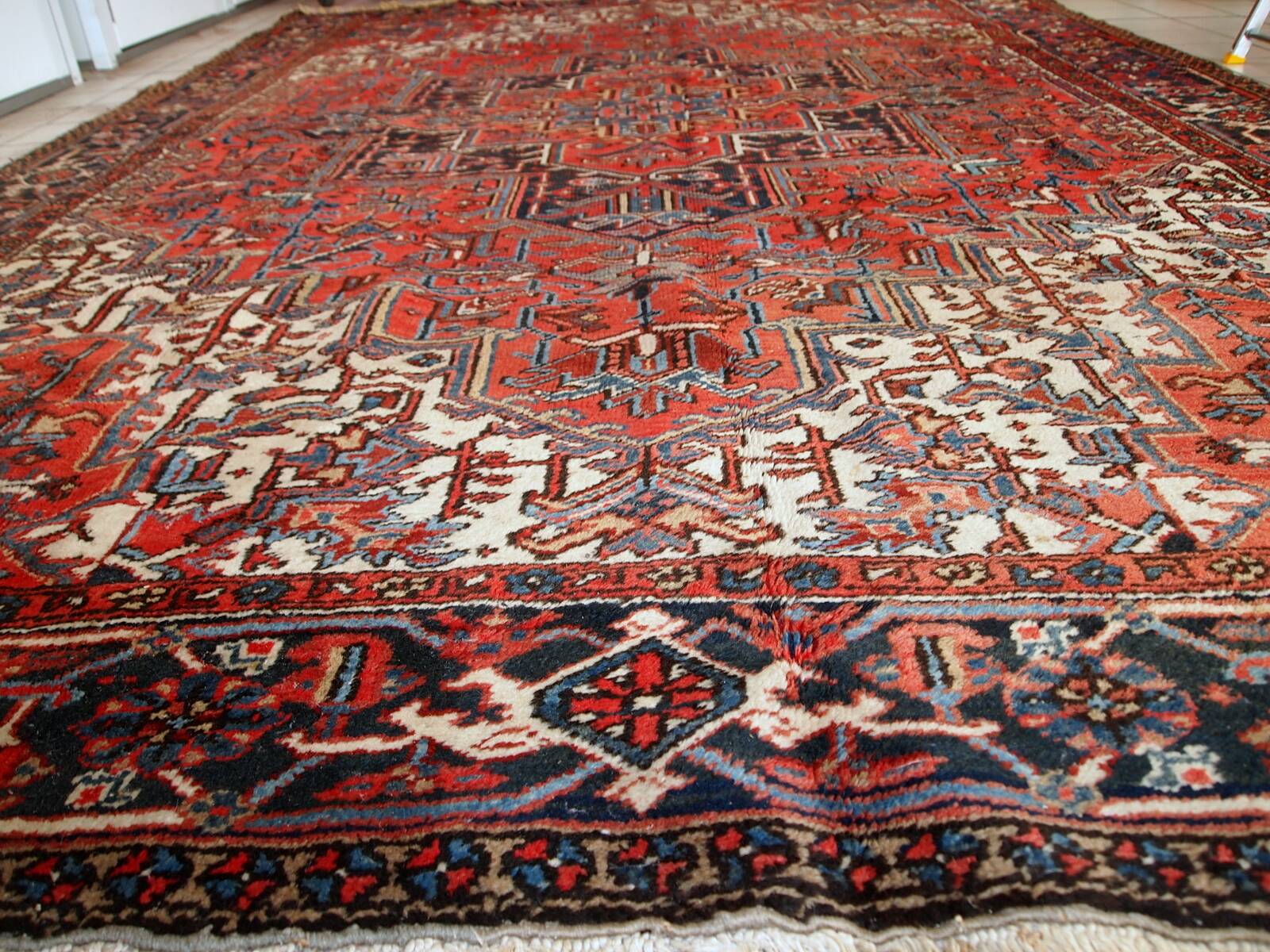 Tapis Heriz Antique du Moyen-Orient, Années 1950, Élégance Traditionnelle