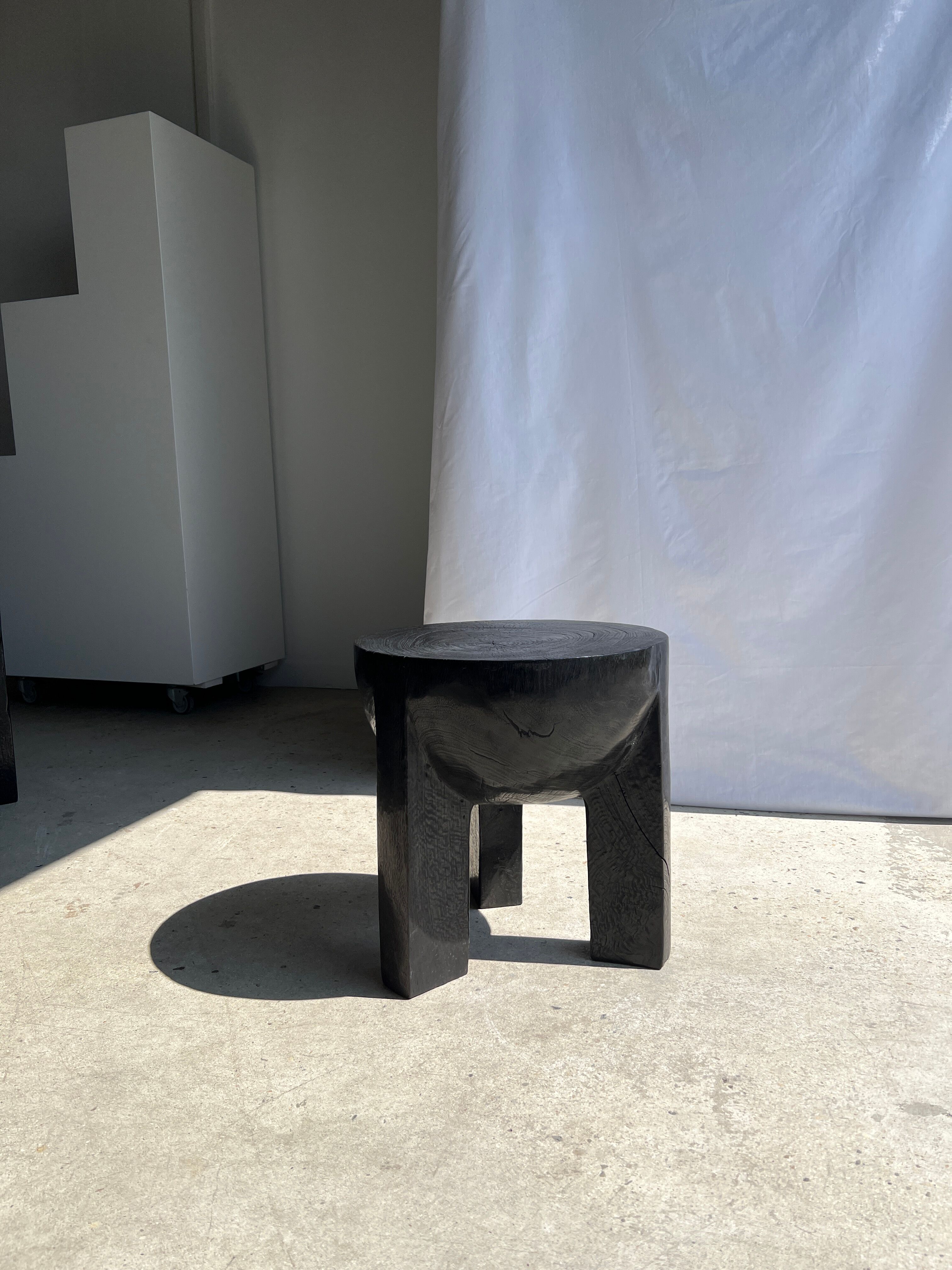 Black mango wood tripod side table with a semi-spherical top, height: 45 cm, diameter: 44 cm.