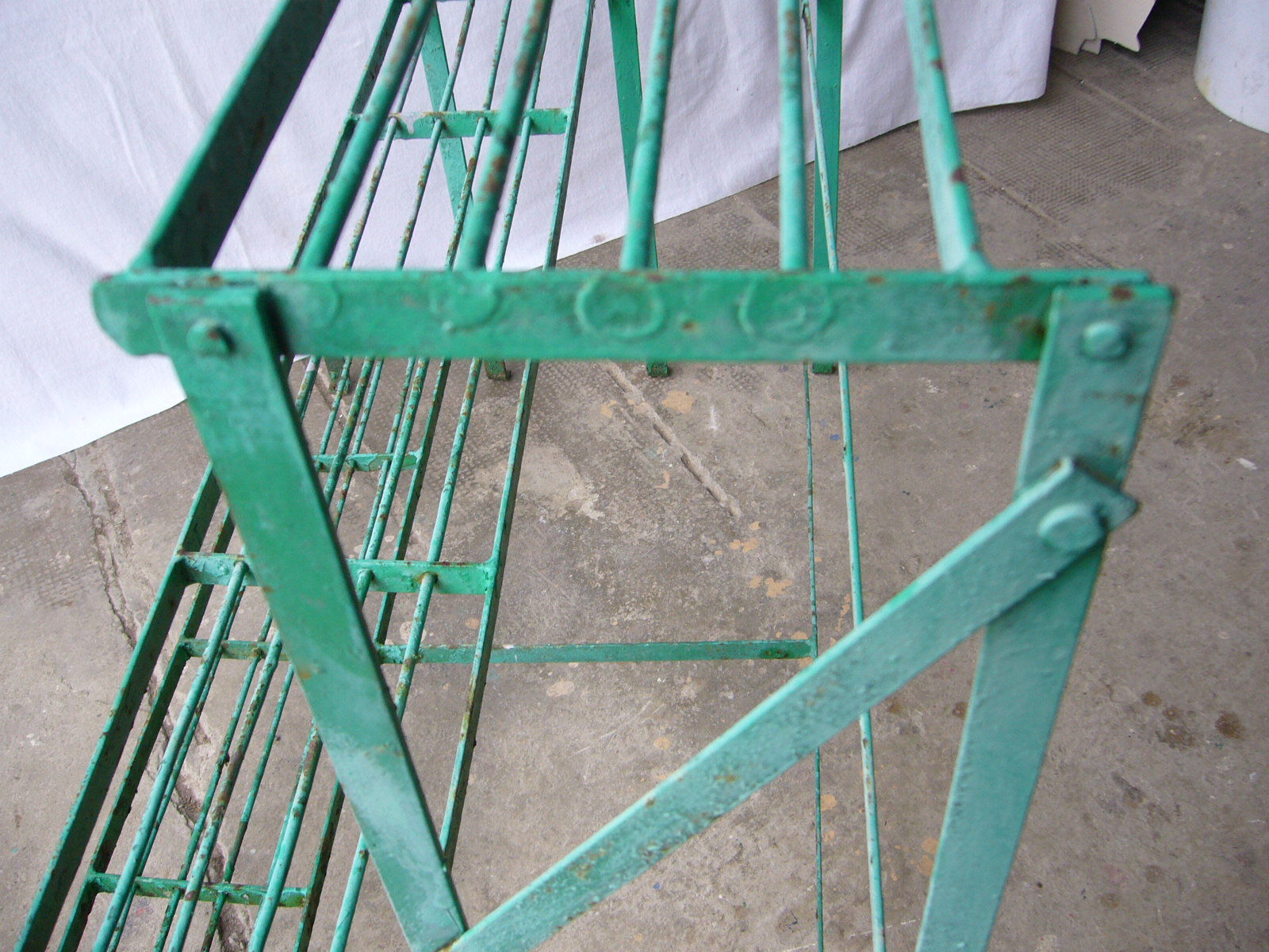 Porte plante ancien en métal riveté