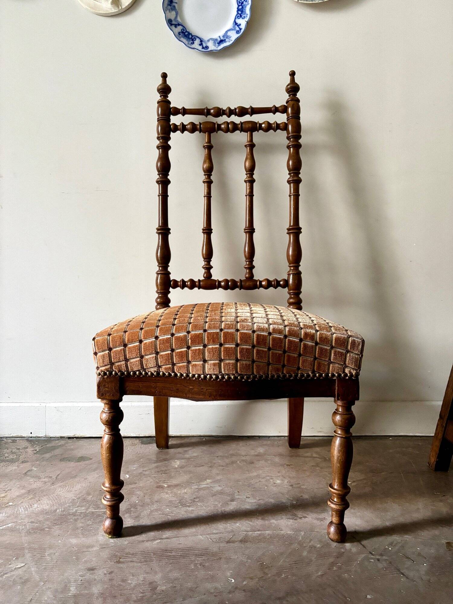 Chaise en bois tourné et velours ocre