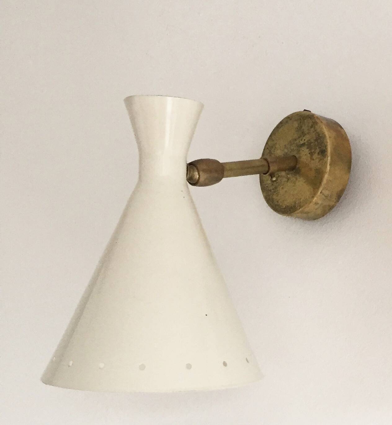 Pair of Italian wall lights in brass and lacquered iron, 1950s design