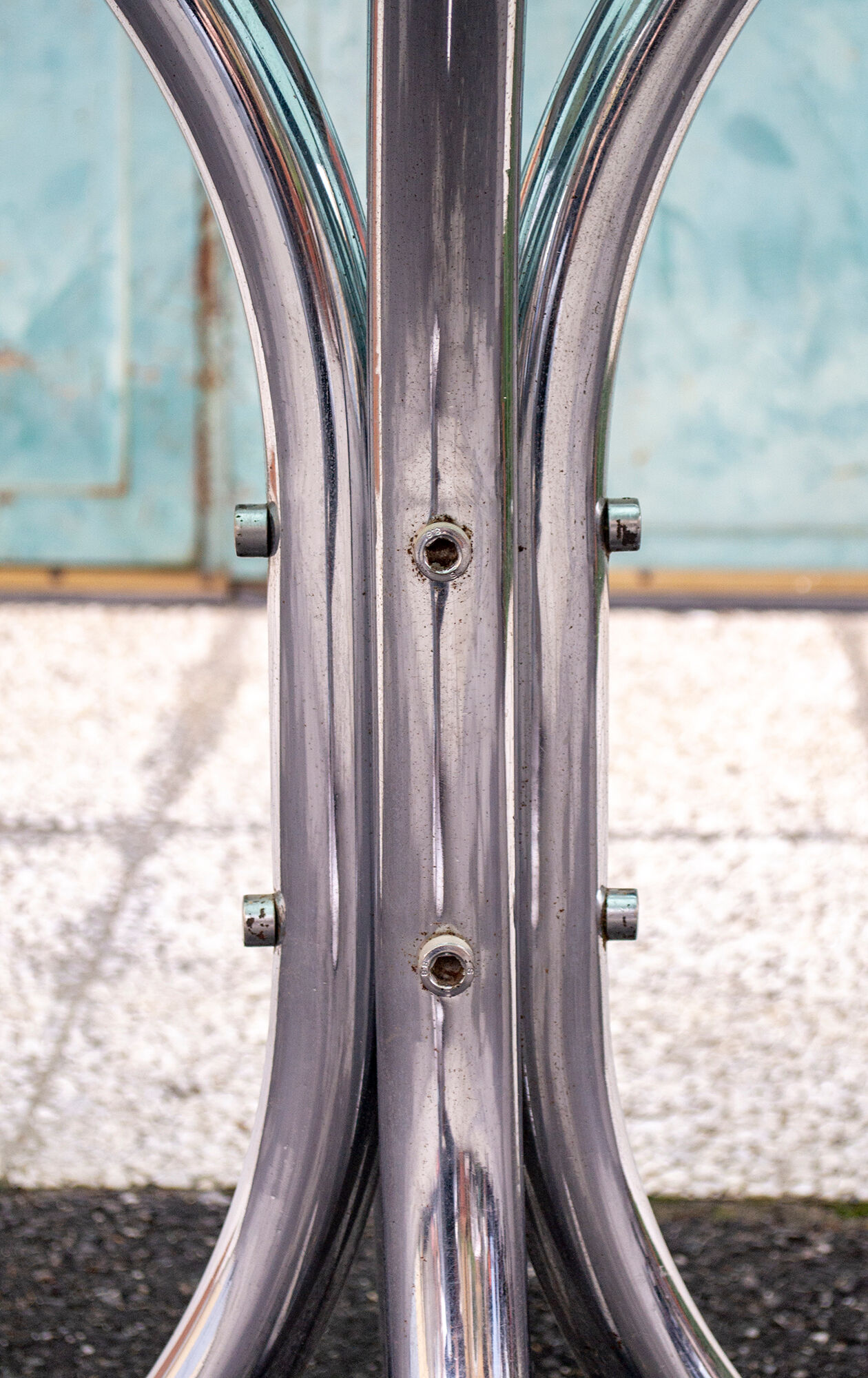 Round table in chromed metal and glass Italia Anni '60