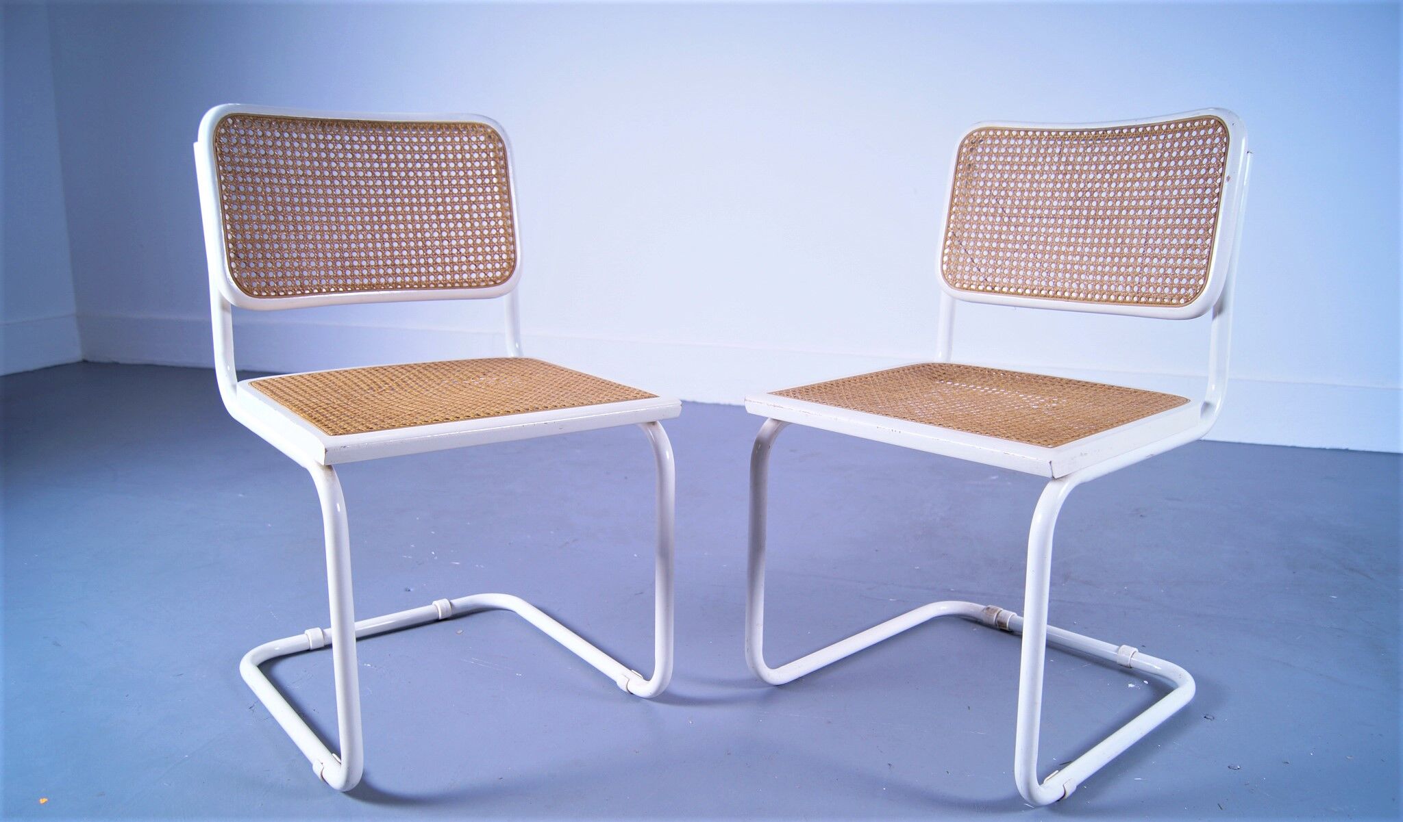 Set of 2 italian white cantilever chairs by Marcel Breuer