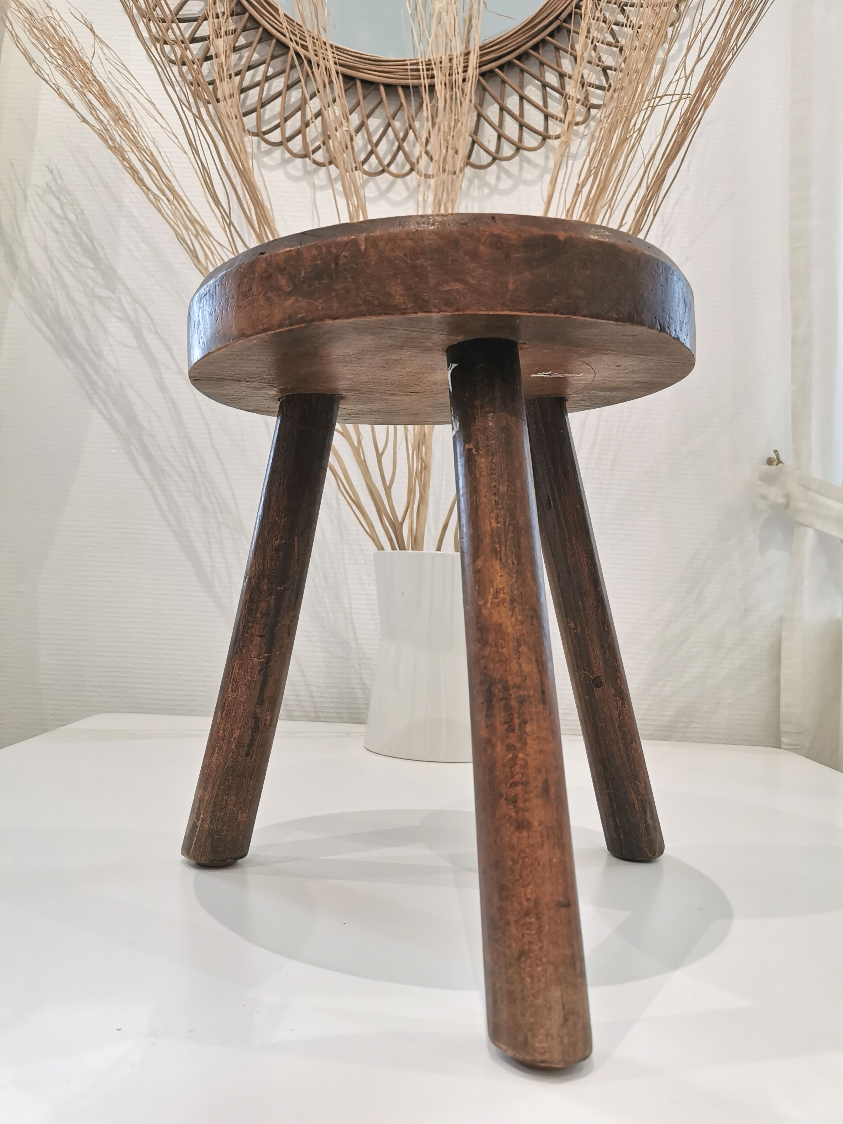 Atypical tripod stool