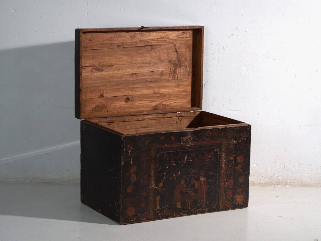 Antique chest painted in pine wood – China, around 1900