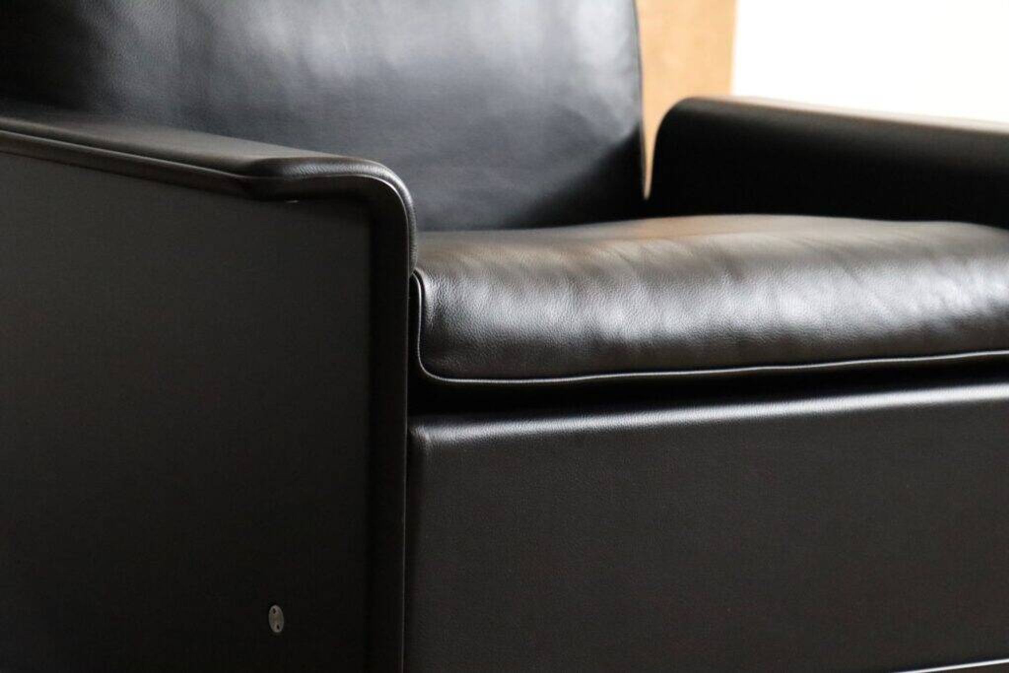 Pair of Dieter Rams Model 620 lounge chairs black leather for Vitsoe 1980s