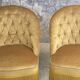 Paire de fauteuils crapaud vintage en velours jaune d’or