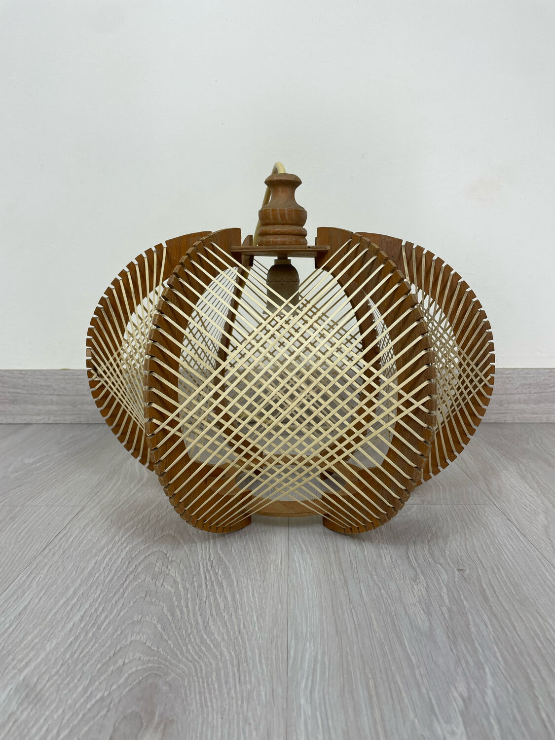 Suspension scandinave en bois et fils