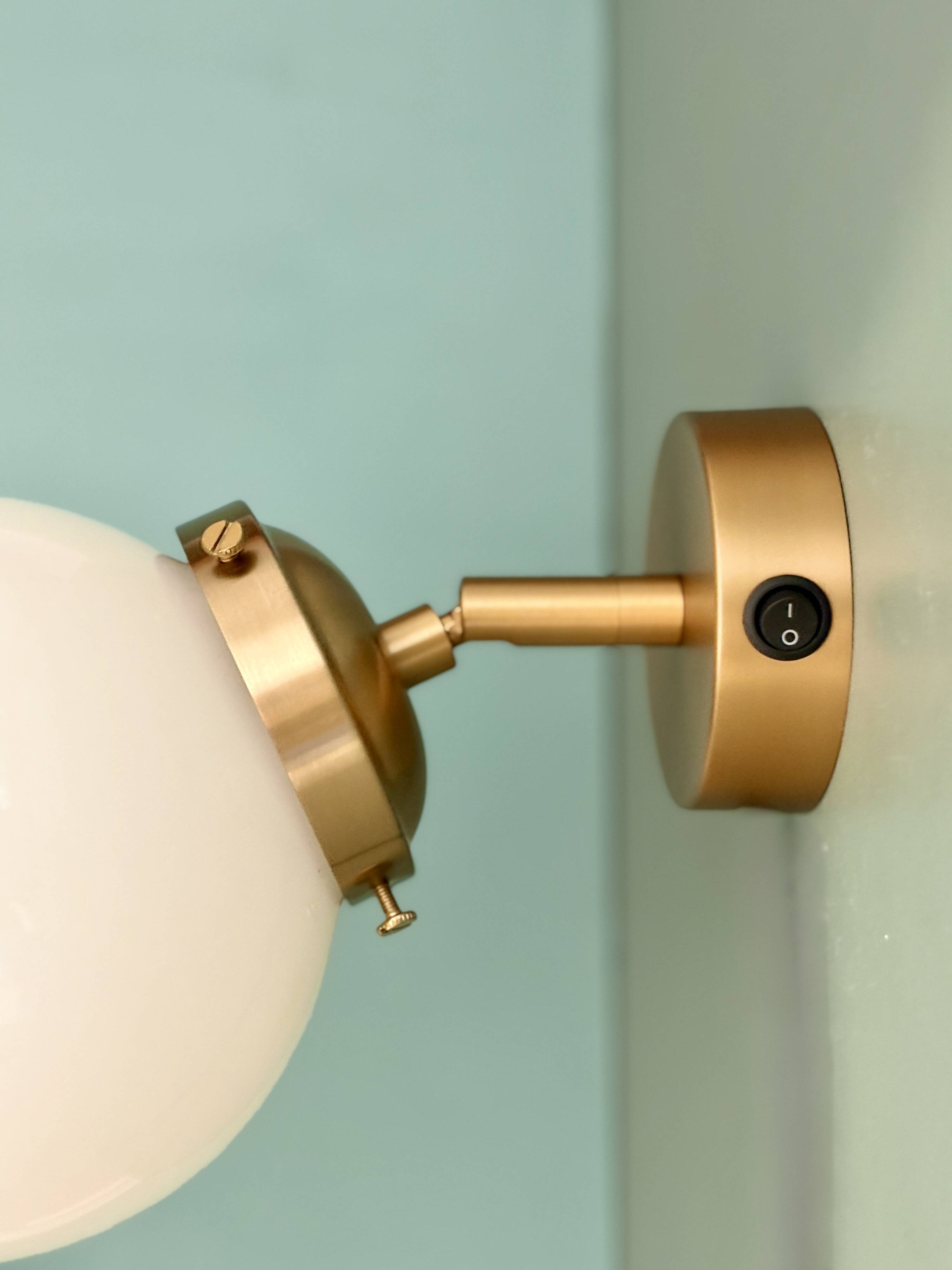 Applique globe vintage en opaline blanche