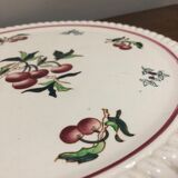 Plat en faïence de Longwy à décor de cerises