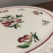 Plat en faïence de Longwy à décor de cerises