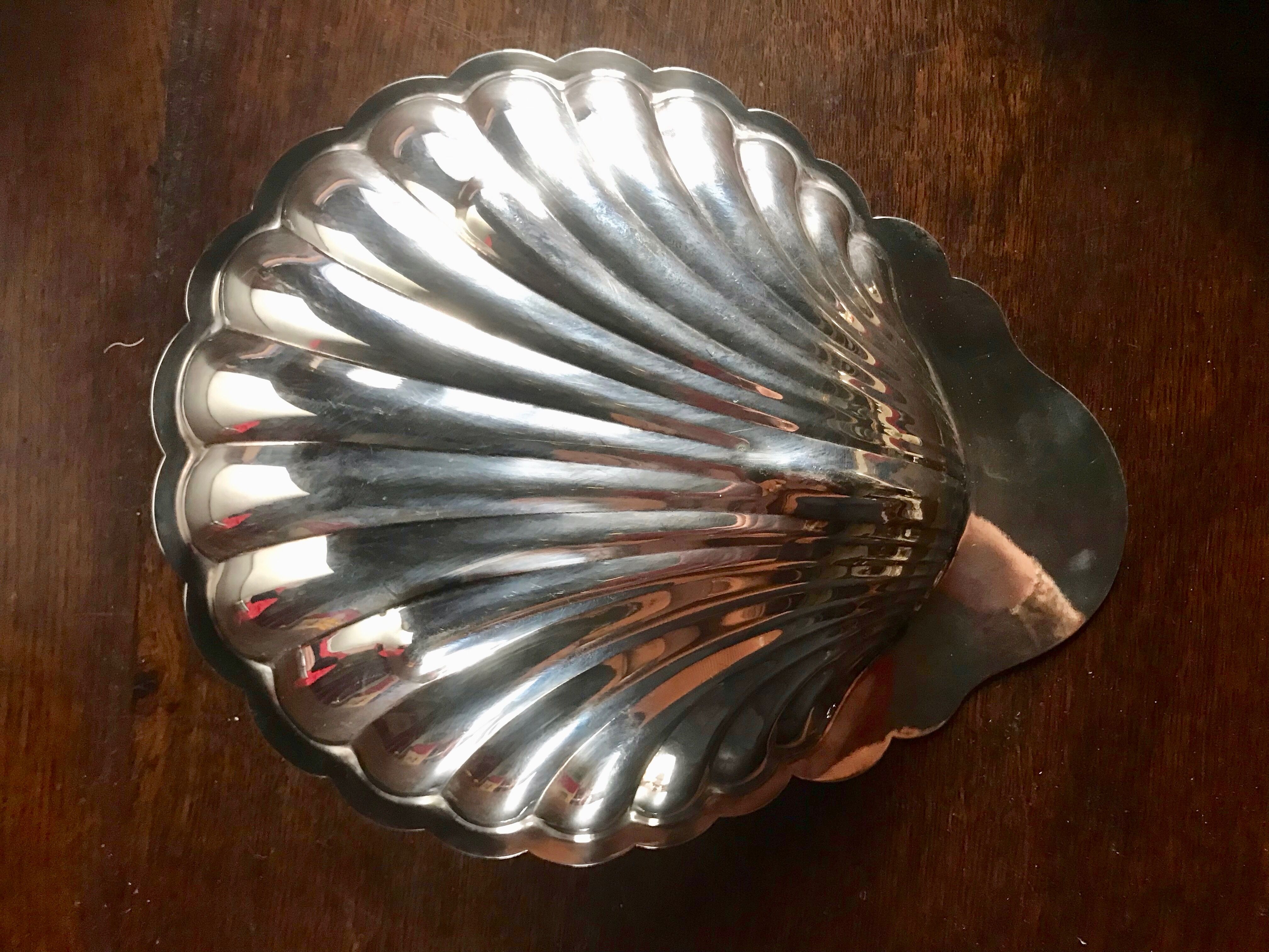Dish scallops in silver metal