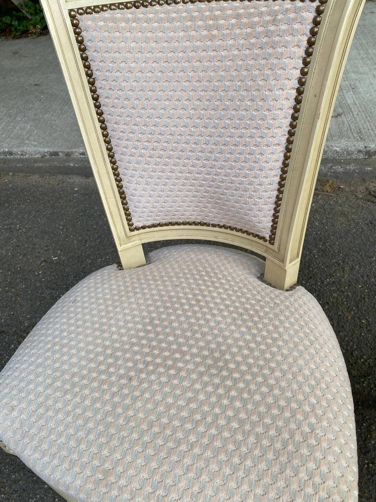 2 chaises Louis XVI en bois beige rembourrées