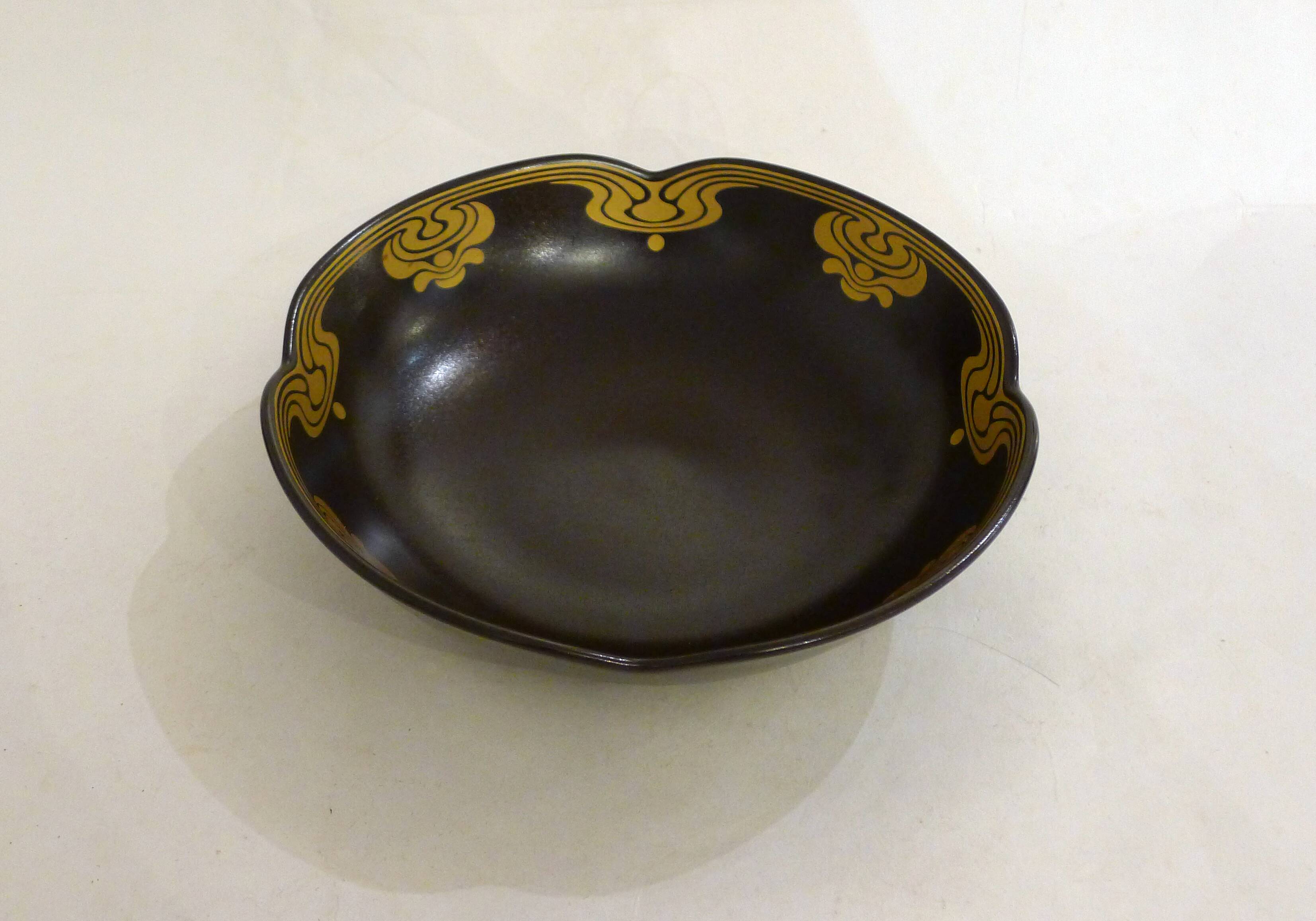 Small serving bowl plate "Bodil" by B. Wiinblad for Rosenthal 1970'