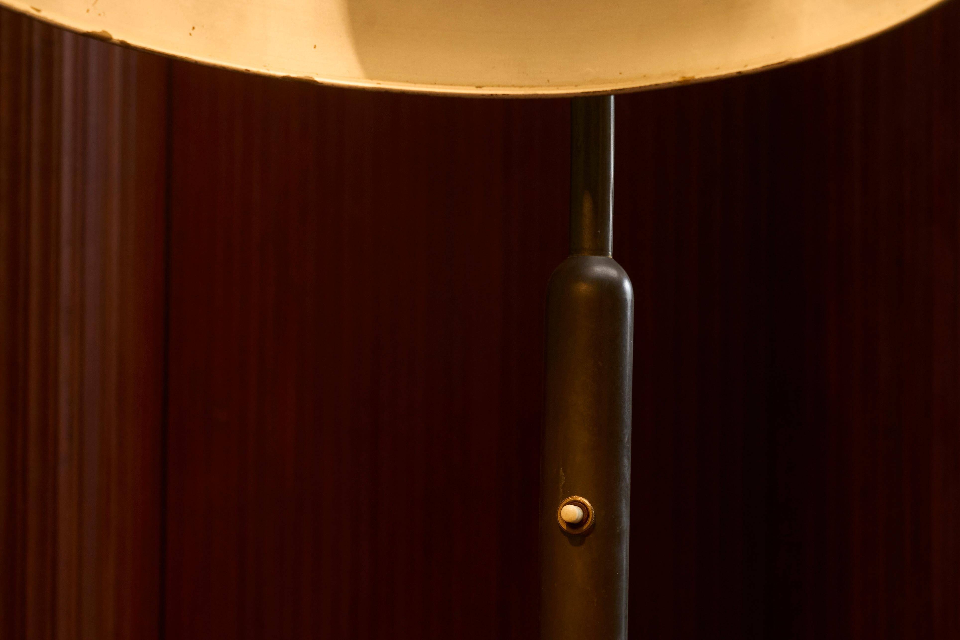 Modernist desk lamp in patinated brass from the 1930s.