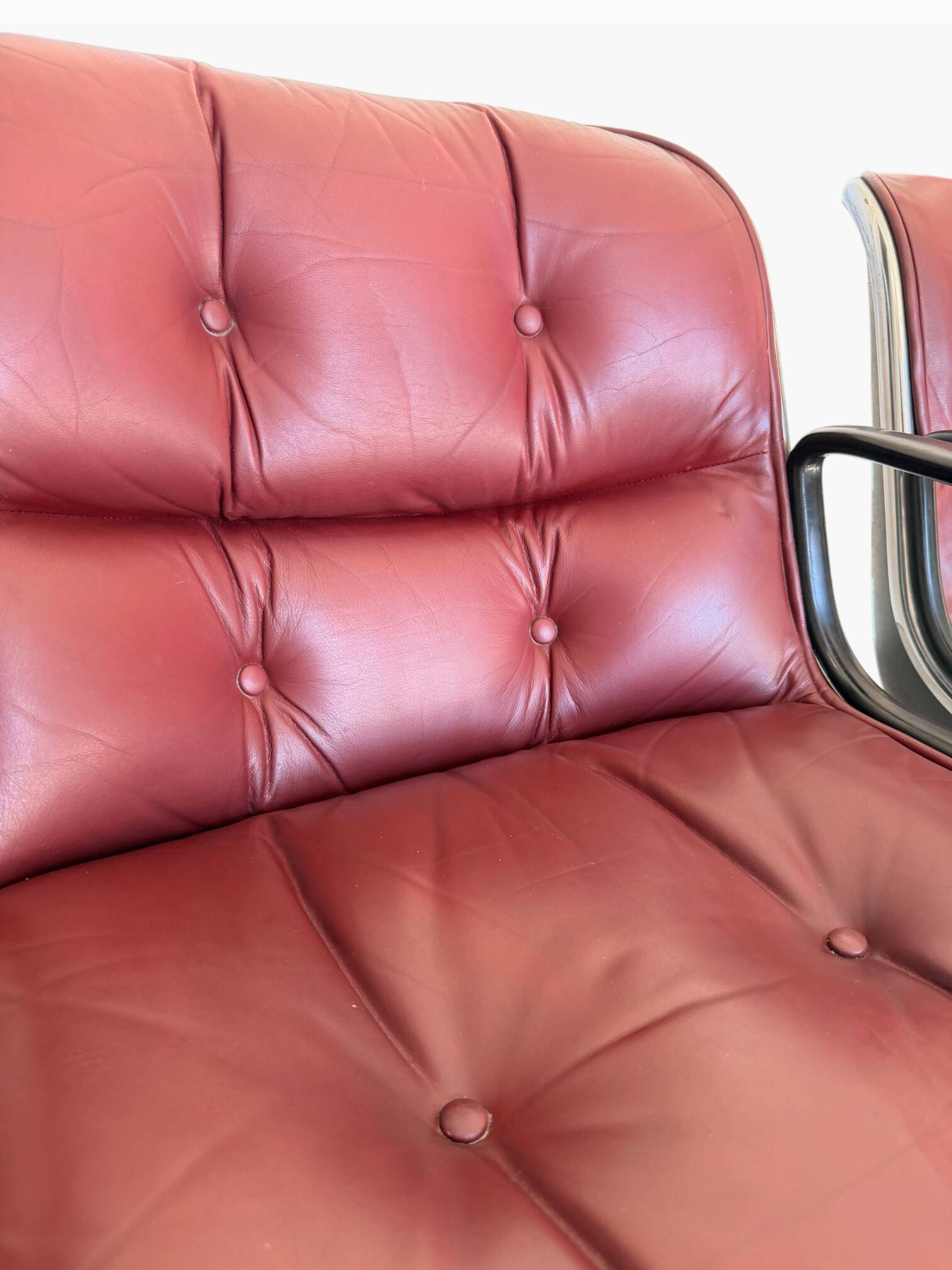 Charles Pollock paire de fauteuils Executive Knoll cuir bordeaux 1970