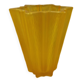 Vase en verre jaune de la société allemande Walther Glass, estimé dans les années 1970-80.