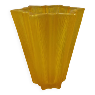 Vase en verre jaune de la société allemande Walther Glass, estimé dans les années 1970-80.