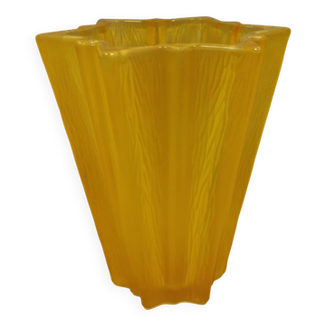 Vase en verre jaune de la société allemande Walther Glass, estimé dans les années 1970-80.