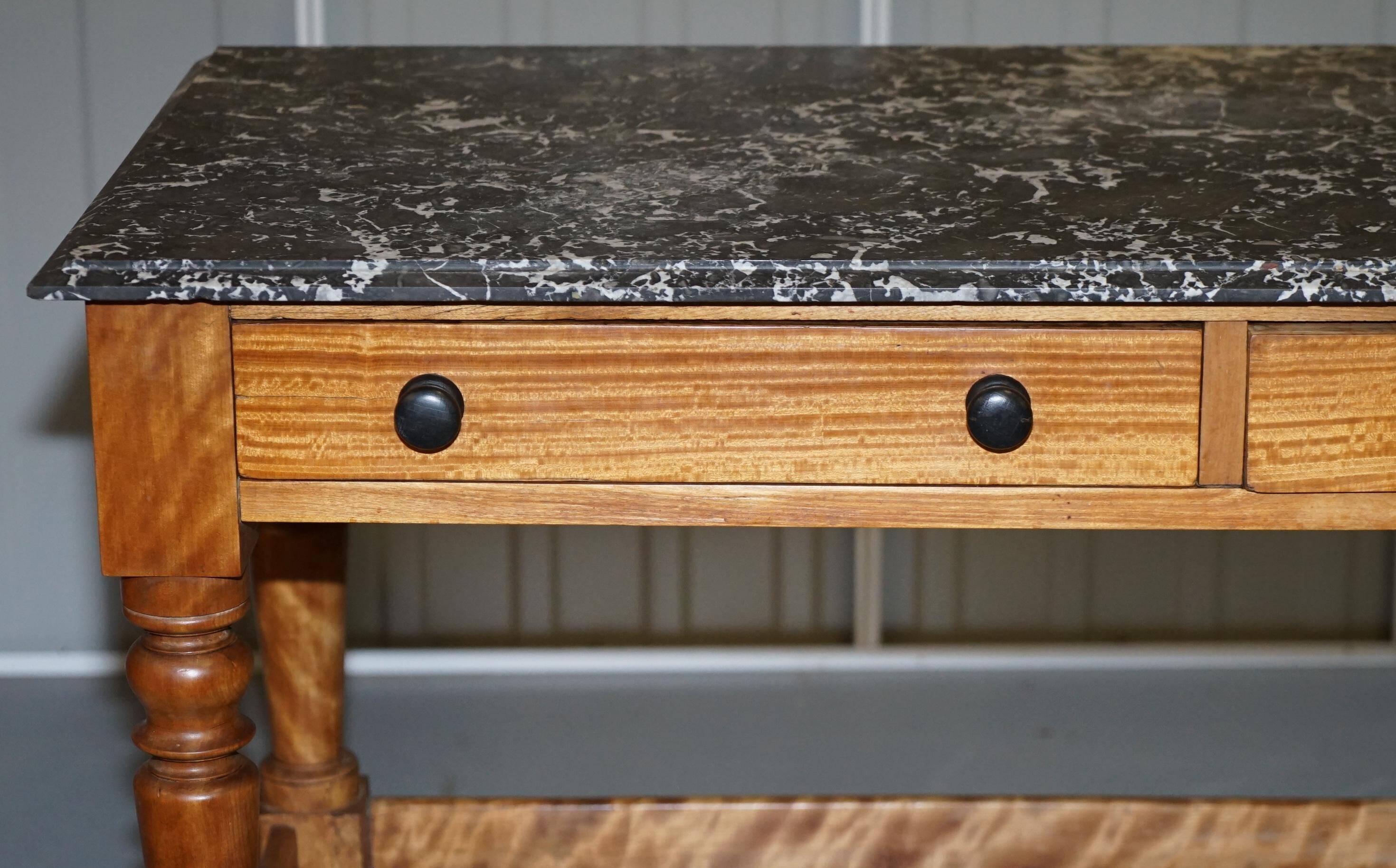 Victorian writing desk or console from 1880 in satin wood and marble.