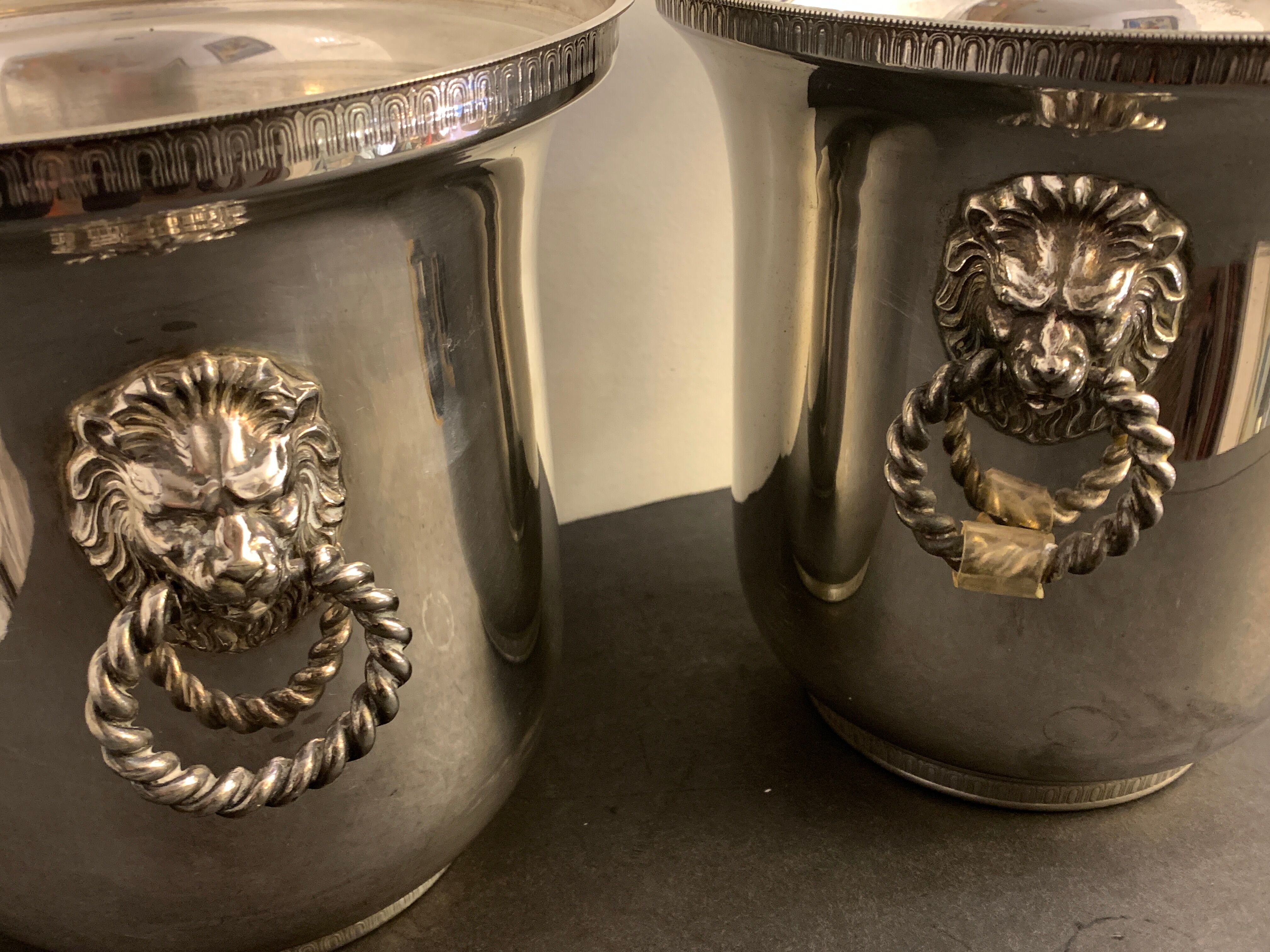 Paire de seaux à champagne anciens en métal argenté, décor têtes de lions