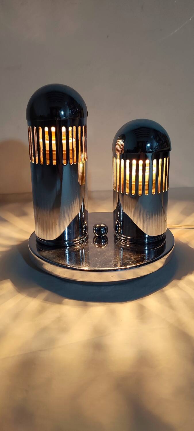 Lámpara de mesa metálica. España, 1970s.
