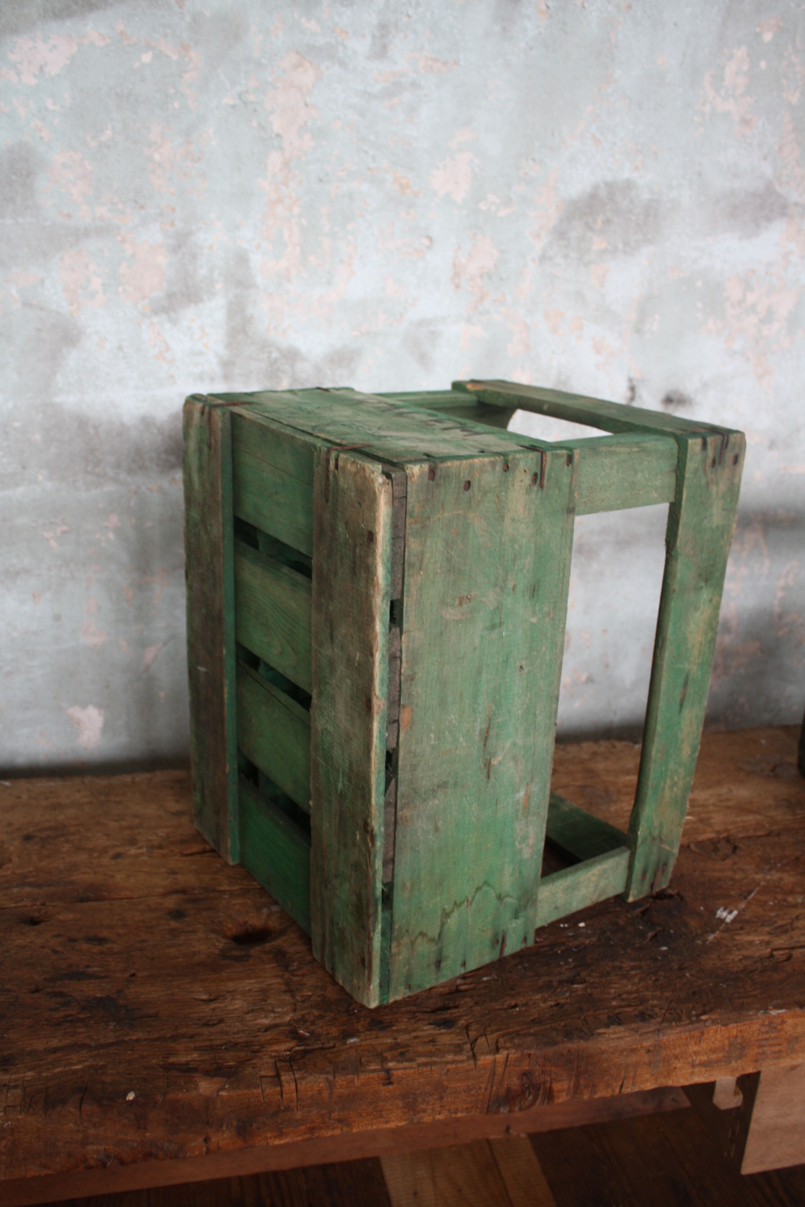 Green wooden bottle case