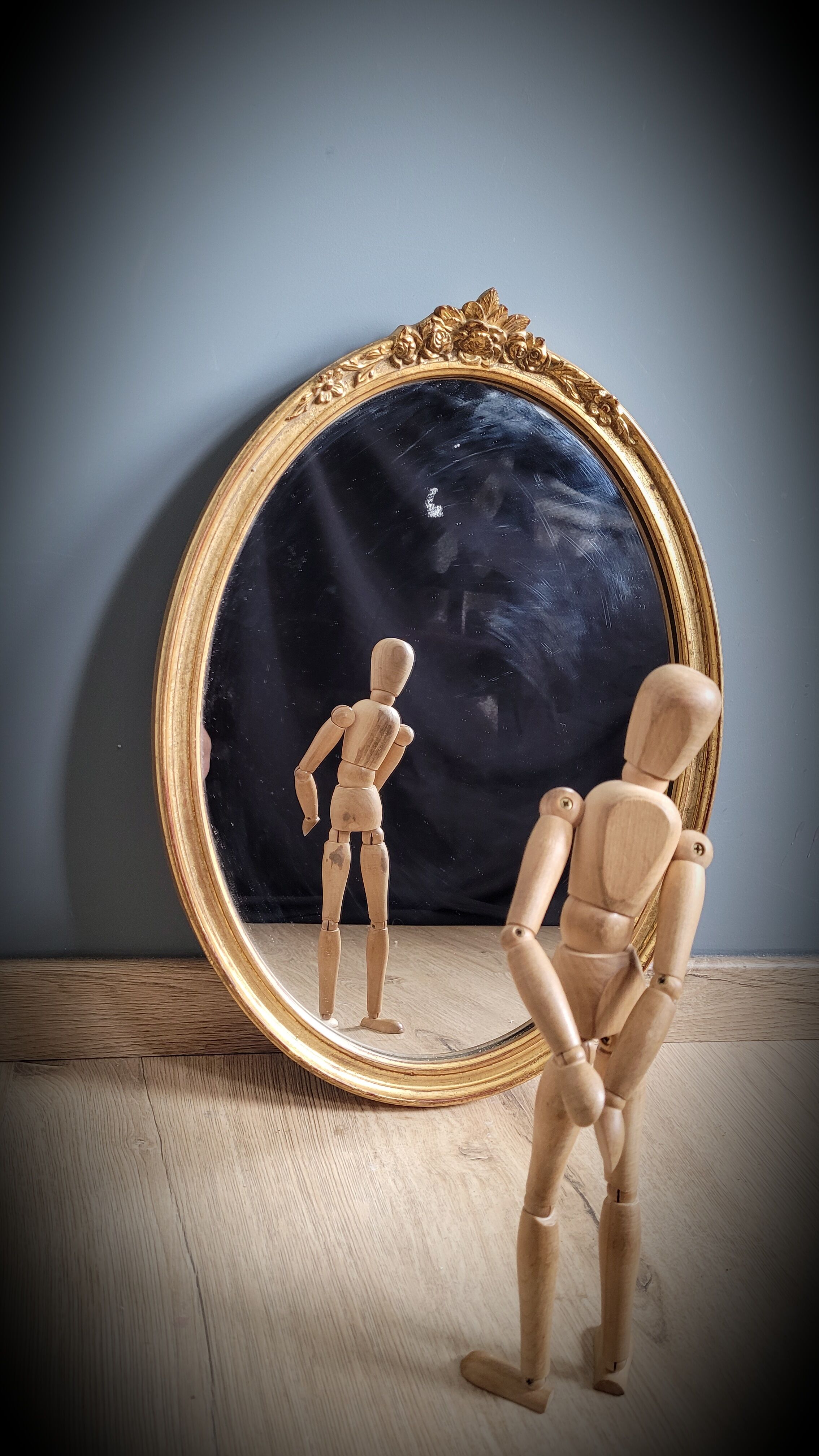 Golden oval mirror 34x46cm